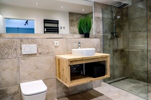 Regadera, amenidades de baño gratuitas, secadora de cabello, toallas 