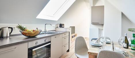 Fridge, oven, stovetop, dishwasher