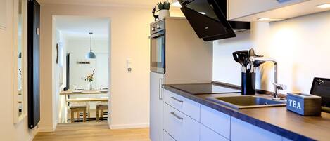 Fridge, oven, stovetop, dishwasher