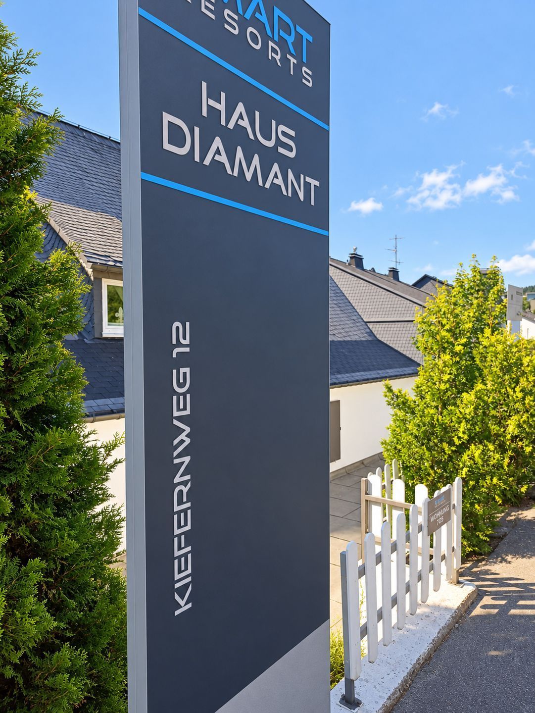 Un cartel de Haus Diamant, parte de Hart Resorts, con una vista clara del nombre y la ubicación del establecimiento.