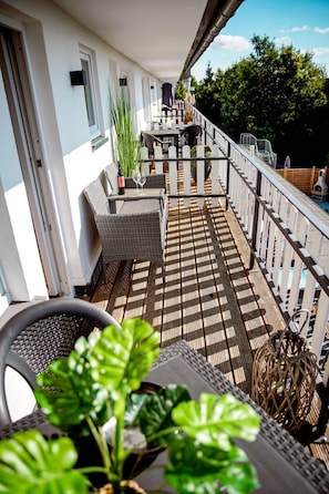 Outdoor dining - Smart Resorts - Haus Diamant - Ferienwohnung 713 mit 3 Schlafzimmern und Balkon, Max. 8 Personen - (Winterberg)