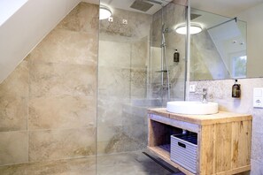 Dusj, håndklær og såpe