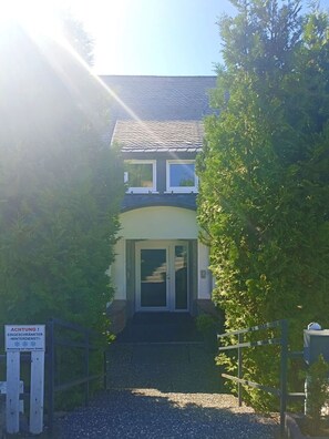 Unclassified image, 5 of 21, button