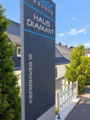 Une enseigne pour Haus Diamant, qui fait partie du groupe Hart Resorts, offrant une vue dégagée sur le nom et l’emplacement de l’établissement.