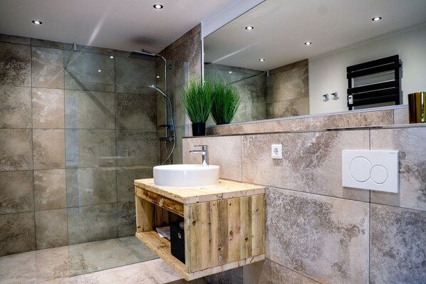 Dusche, kostenlose Toilettenartikel, Haartrockner, Handtücher