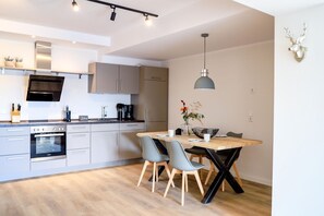 Kjøleskap, ovn, kokeplater og oppvaskmaskin