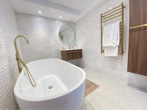 Een douche, handdoeken, toiletpapier