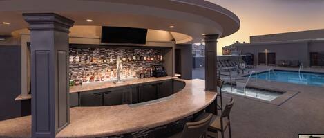 Una piscina al aire libre