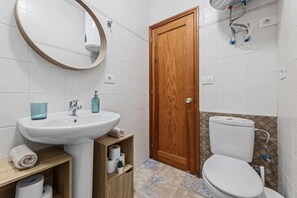 Sèche-cheveux, serviettes fournies