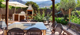 Cottage with pool, barbecue and garden