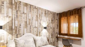 A bedroom with a bed, a desk, a chair, and a window with curtains. - Cottage with pool, barbecue and garden (Nigüelas)
