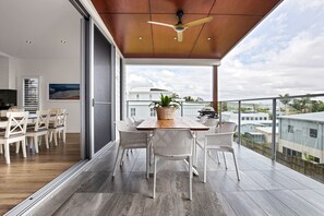 Deluxe House | Balcony - GEORGE8- The Ultimate Family Beach House (Alexandra Headland)