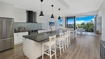 Rumah Deluks | Dapur pribadi | Lemari es besar, microwave, oven, dan kompor