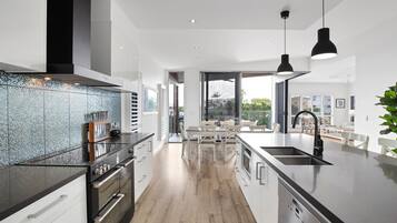 Deluxe House | Private kitchen | Full-size fridge, microwave, oven, stovetop