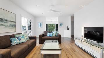 Rumah Deluks | Area keluarga | TV layar datar
