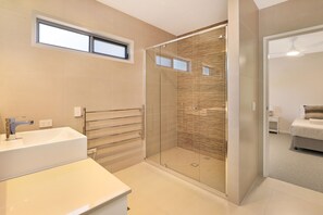 Deluxe House | Bathroom | Shower, towels - GEORGE8- The Ultimate Family Beach House (Alexandra Headland)