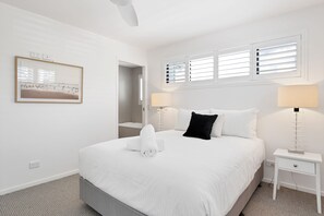 Deluxe House | 4 bedrooms, free WiFi, bed sheets - GEORGE8- The Ultimate Family Beach House (Alexandra Headland)