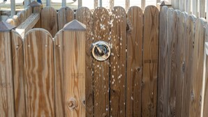 Une terrasse en bois agrémentée d’un élément aquatique.