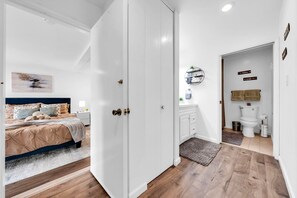 3 quartos, escrivaninha, ferros/tábuas de passar roupa