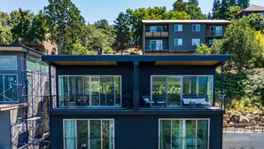 Un edificio de varios pisos con amplias ventanas y un balcón.