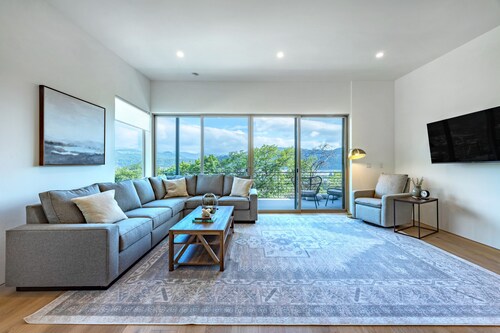 NEW Luxury Townhouse, River View, Steps to Downtown!