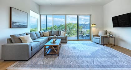 NEW Luxury Townhouse, River View, Steps to Downtown!