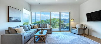 NEW Luxury Townhouse, River View, Steps to Downtown!