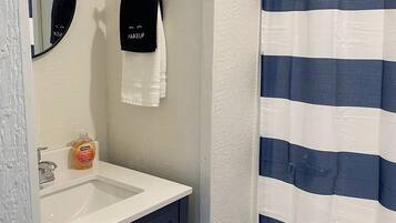 Hiustenkuivaaja, pyyhkeet, vessapaperi