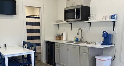 TN River Cabin! 10 mins from Interstate 40! Sleeps 5-6!