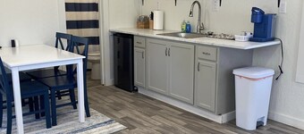 TN River Cabin! 10 mins from Interstate 40! Sleeps 5-6!