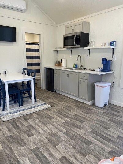 TN River Cabin! 10 mins from Interstate 40! Sleeps 5-6!