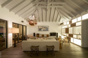 Fernseher, Bücher, Stereoanlage