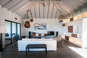 Fernseher, Bücher, Stereoanlage