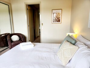 2 bedrooms, desk, iron/ironing board, travel crib