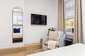 2 bedrooms, desk, iron/ironing board, travel crib - 2BR In Times Square Near Restaurants (New York)