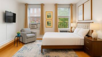 2 makuuhuonetta, työpöytä, silitysrauta/-lauta, vauvan matkasänky