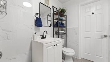 Banyera, assecador de cabells, tovalloles i sabó