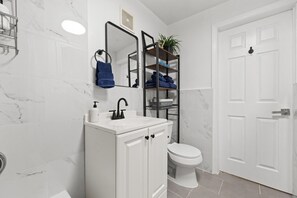 Badewanne, Haartrockner, Handtücher, Seife