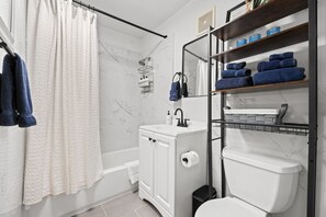 Bañera, secador de pelo y toallas