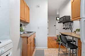 Fridge, microwave, oven, stovetop - 2BR In Times Square Near Restaurants (New York)