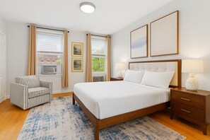 2 habitaciones, escritorio y tabla de planchar con plancha