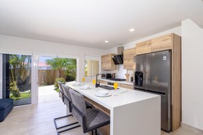 Fridge, microwave, oven, stovetop - 2BR2.5BA TownHome - FullyEquipped - Pool - Parking (Noord)