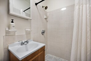 Hair dryer, towels - Lovely 2bed/2bath w/ Unbeatable Location (New York)