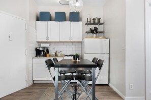 Fridge, microwave, oven, stovetop - Lovely 2bed/2bath w/ Unbeatable Location (New York)