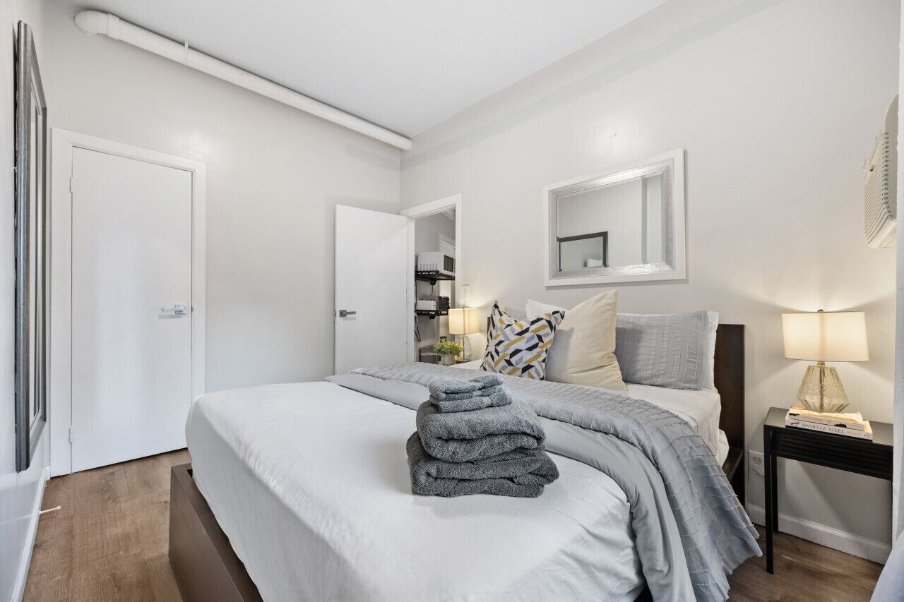 2 habitaciones, tabla de planchar con plancha y cuna de viaje 