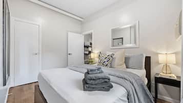 2 habitaciones, tabla de planchar con plancha y cuna de viaje