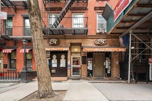 Exterior detail - Walk to Time Square! Cozy Studio (New York)