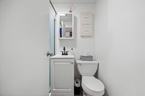 Hair dryer, towels - Walk to Time Square! Cozy Studio (New York)