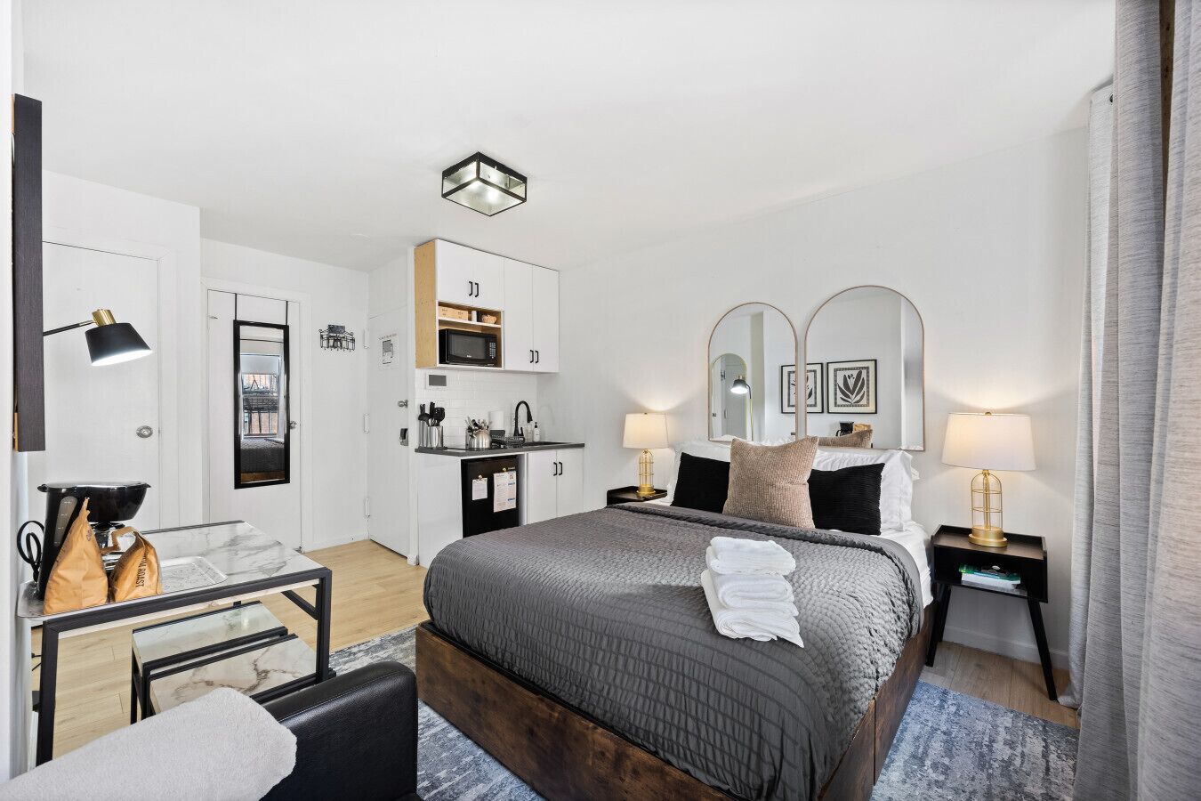 Een bureau, een strijkplank/strijkijzer, reisbedje, gratis wifi