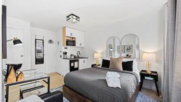 Een bureau, een strijkplank/strijkijzer, reisbedje, gratis wifi